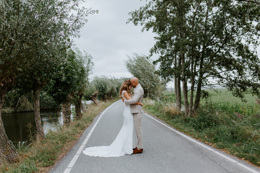 Loveshoot, liefde, B&B de Ruige Weide in Oudewater, bruid & bruidegom