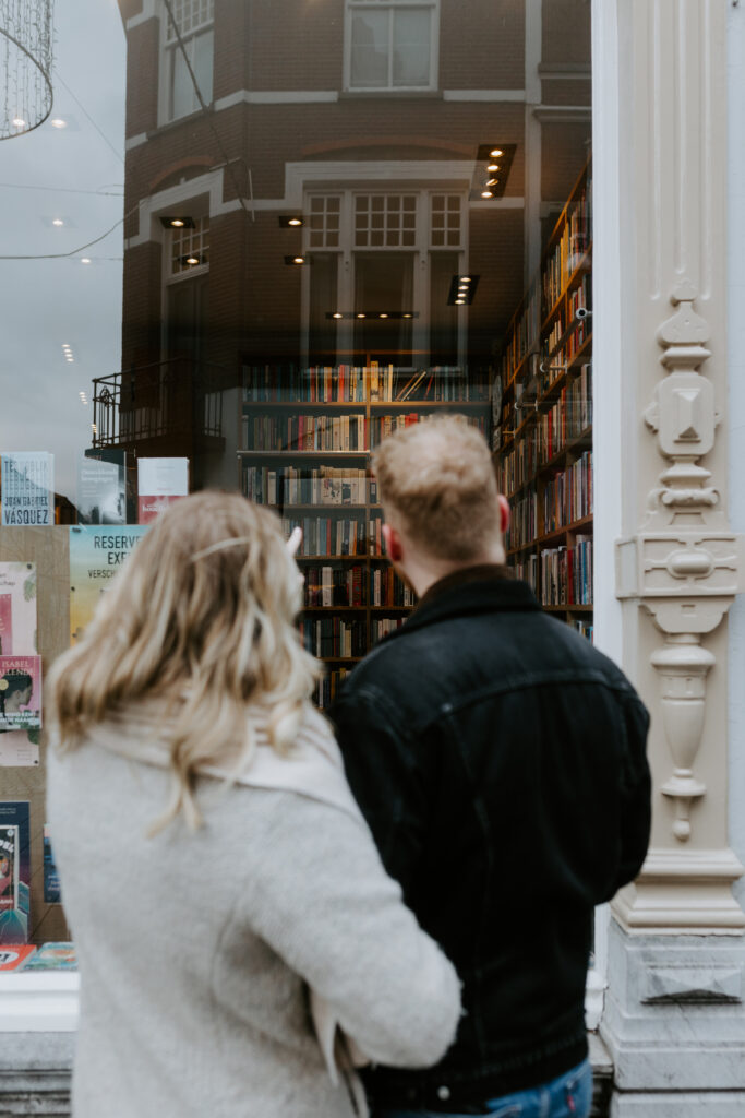 Boekwinkel - De Vrije Boekhandel in Breda. Liefde voor boeken die het stel samen deelt. Dus ook daar vindt de fotoshoot plaats.