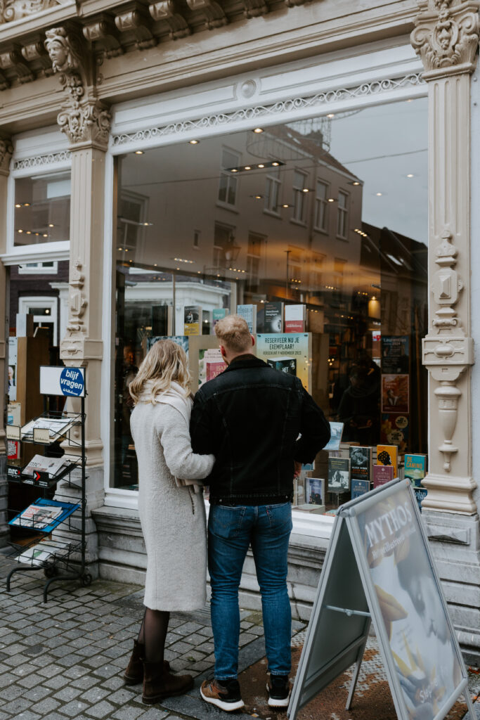 Boekwinkel - De Vrije Boekhandel in Breda. Liefde voor boeken die het stel samen deelt. Dus ook daar vindt de fotoshoot plaats.