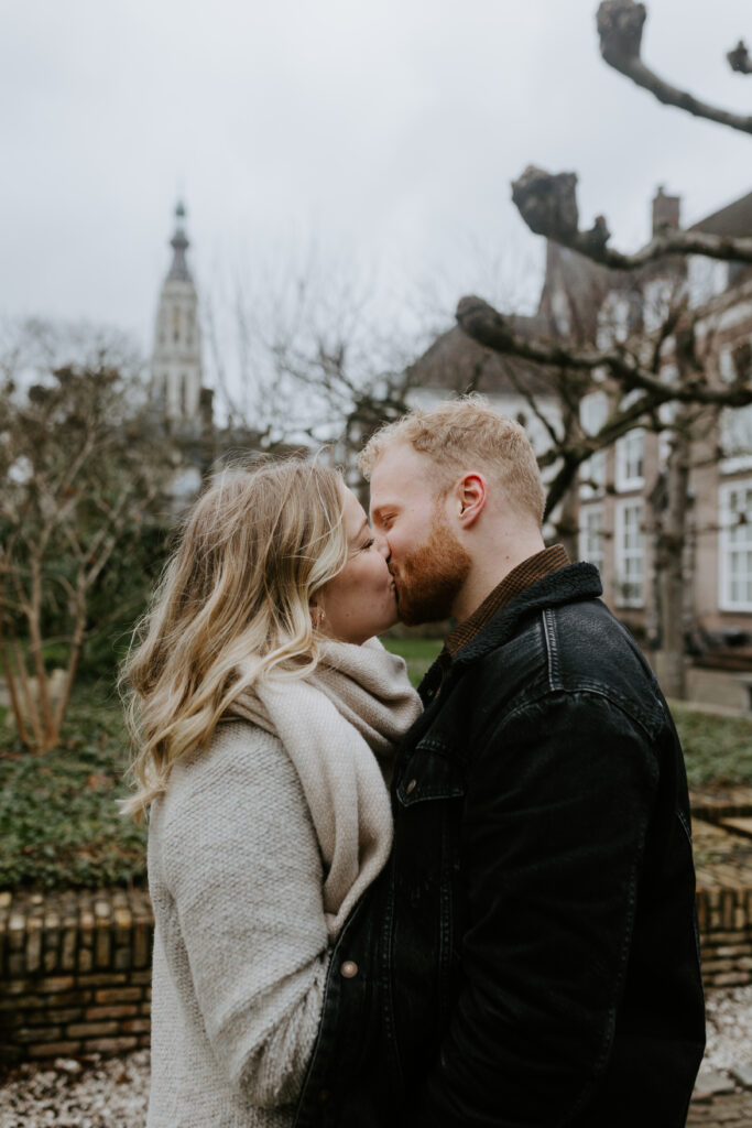 Een liefdevolle kus tijdens een loveshoot in Breda in de winter. 