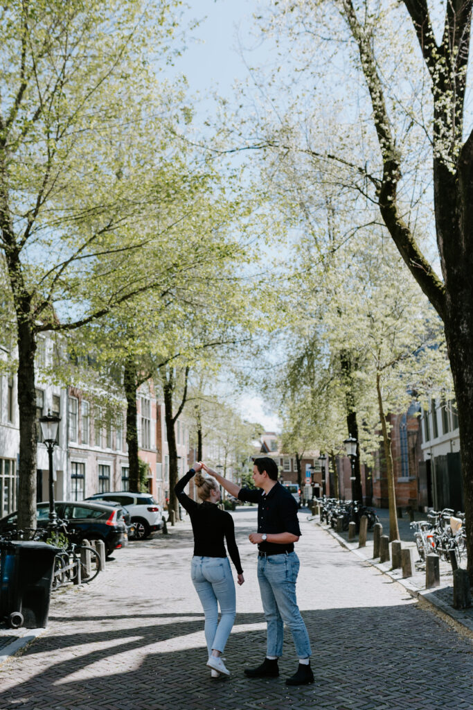 Dansen in de leuke straatjes van Utrecht tijdens een loveshoot