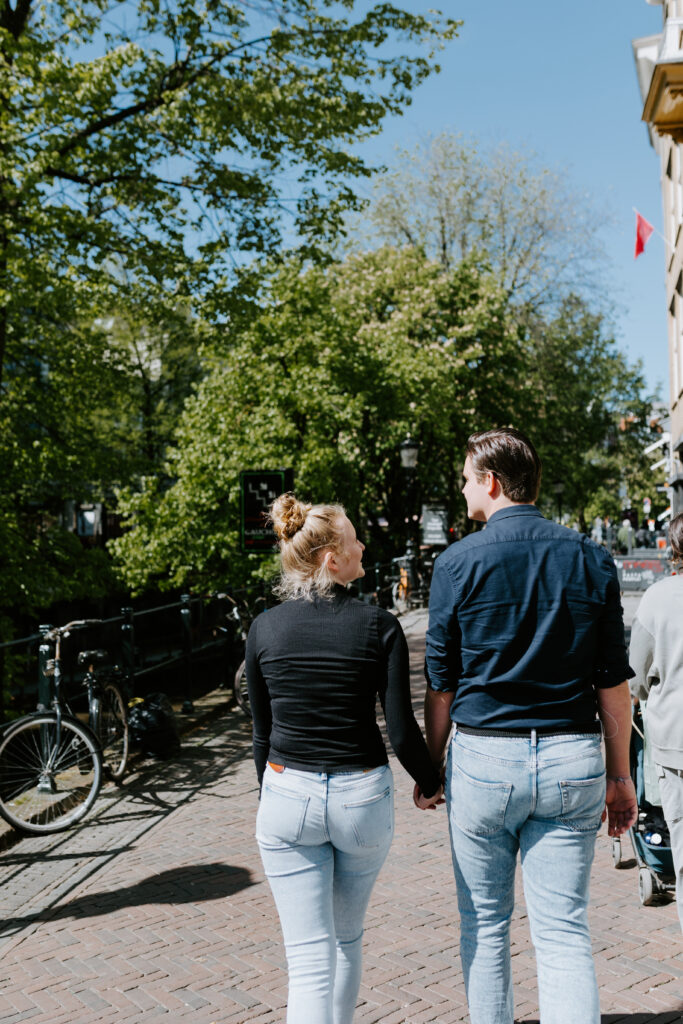 Samen wandelen door Utrecht tijdens een loveshoot