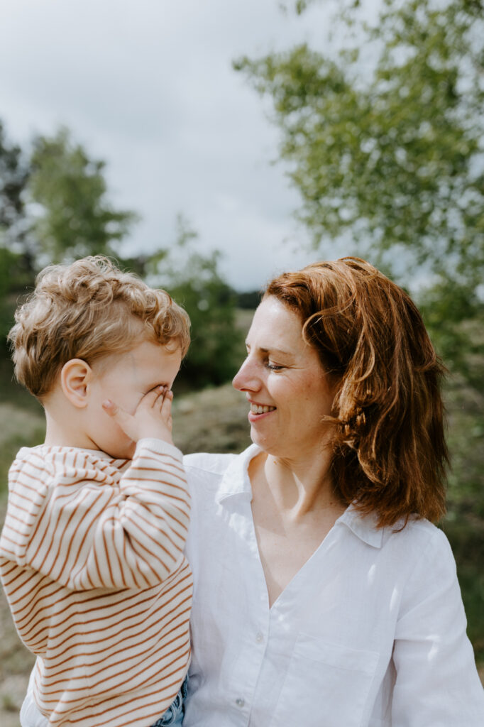 Wekeromse zand | Fotoshoot | Knuffelen met mama