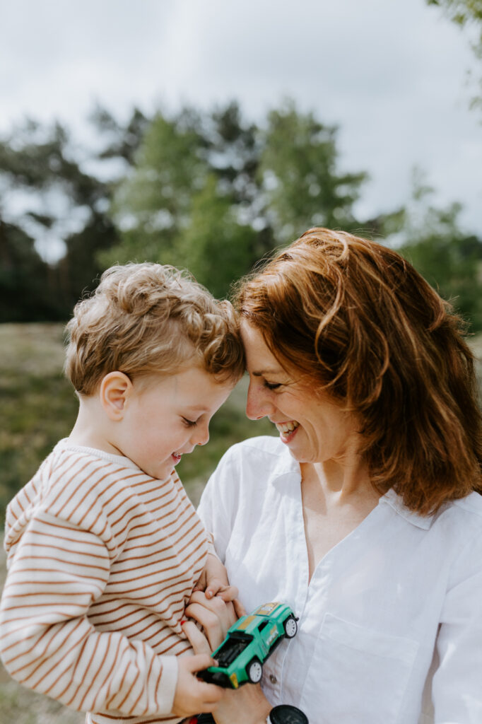 Wekeromse zand | Fotoshoot | Knuffelen met mama