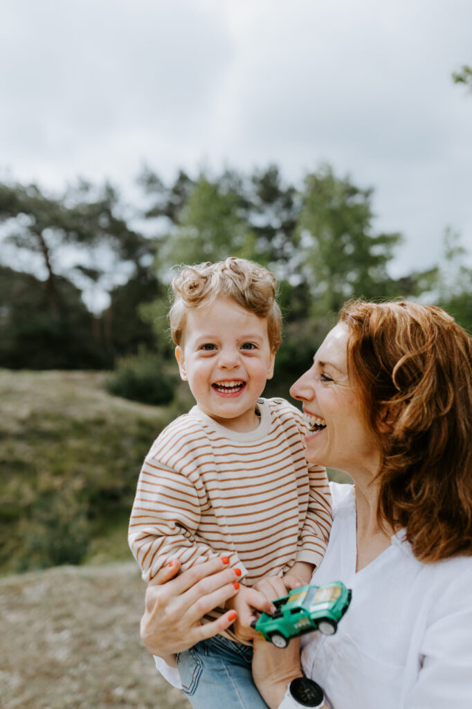 Wekeromse zand | Fotoshoot | Knuffelen met mama