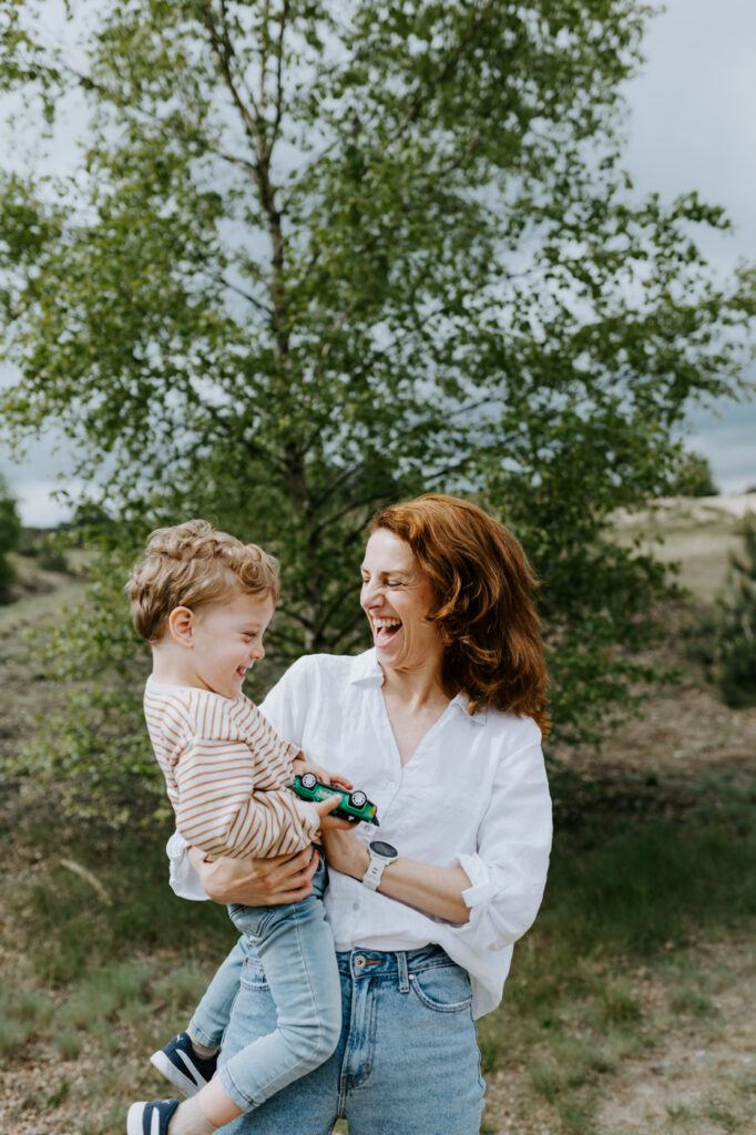 Wekeromse zand | Fotoshoot | Knuffelen met mama