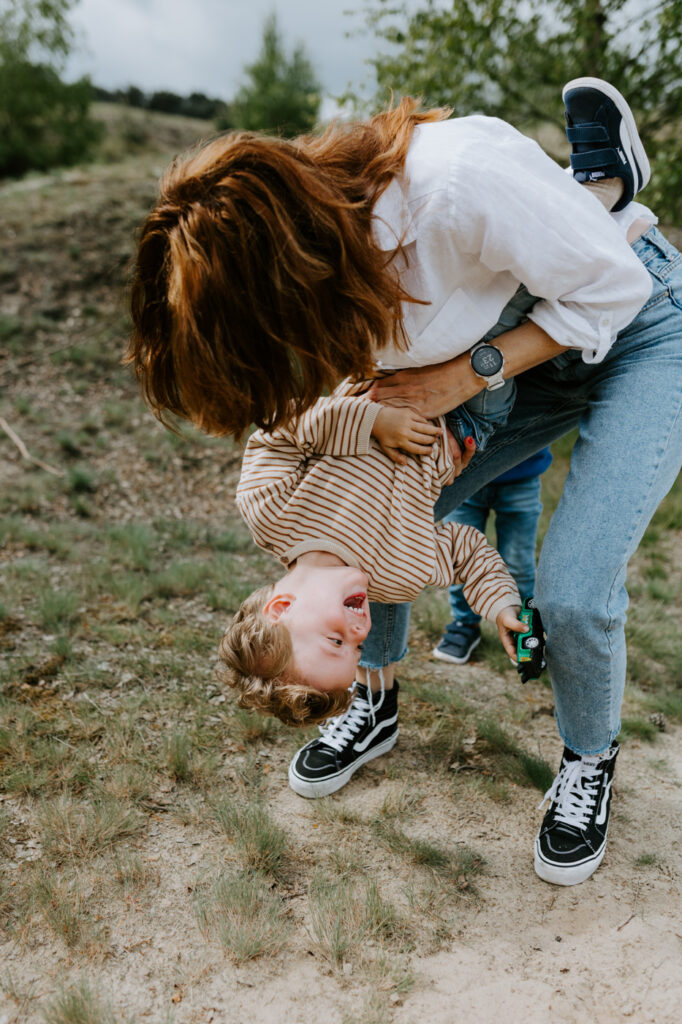 Wekeromse zand | Fotoshoot | Knuffelen met mama