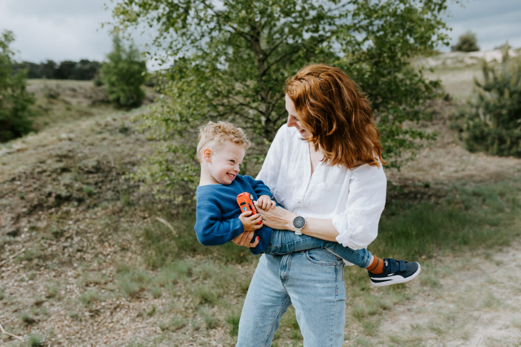 Wekeromse zand | Fotoshoot | Knuffelen met mama