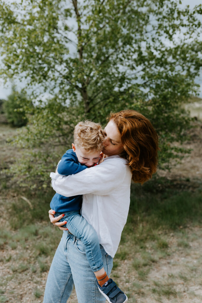 Wekeromse zand | Fotoshoot | Knuffelen met mama