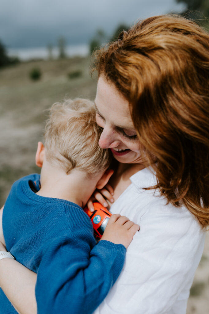 Wekeromse zand | Fotoshoot | Knuffelen met mama