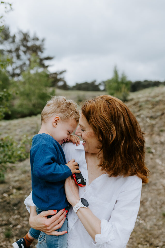 Wekeromse zand | Fotoshoot | Knuffelen met mama