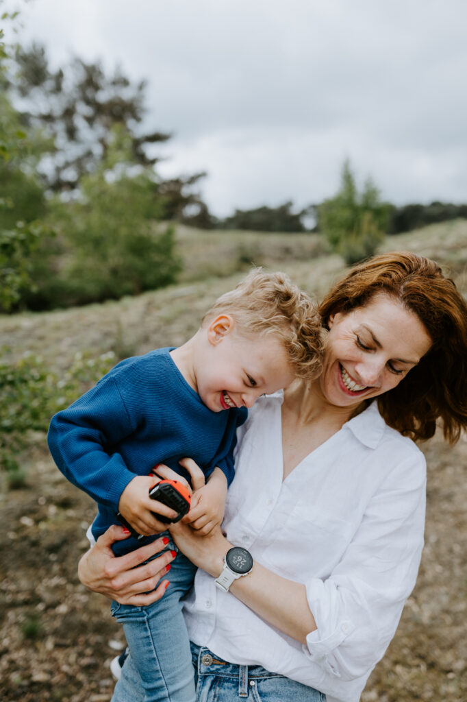 Wekeromse zand | Fotoshoot | Knuffelen met mama