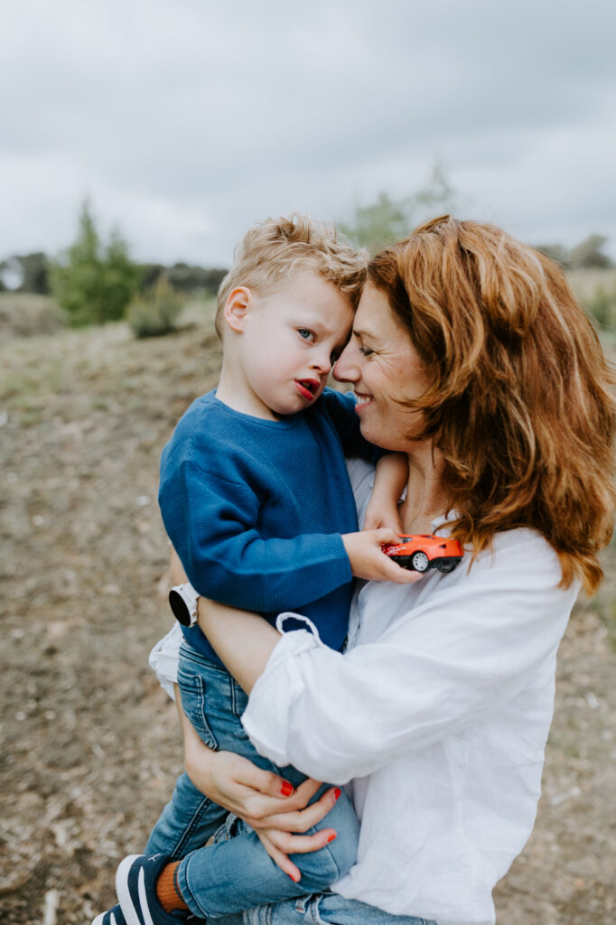 Wekeromse zand | Fotoshoot | Knuffelen met mama