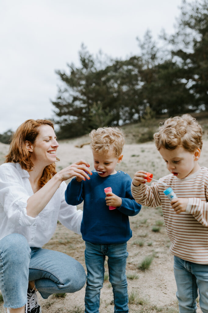 Wekeromse zand | Fotoshoot | Samen bellen blazen | mama & mini's