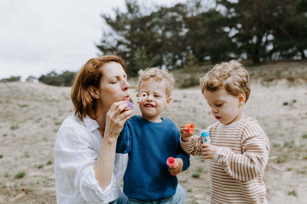 Wekeromse zand | Fotoshoot | Samen bellen blazen | mama & mini's