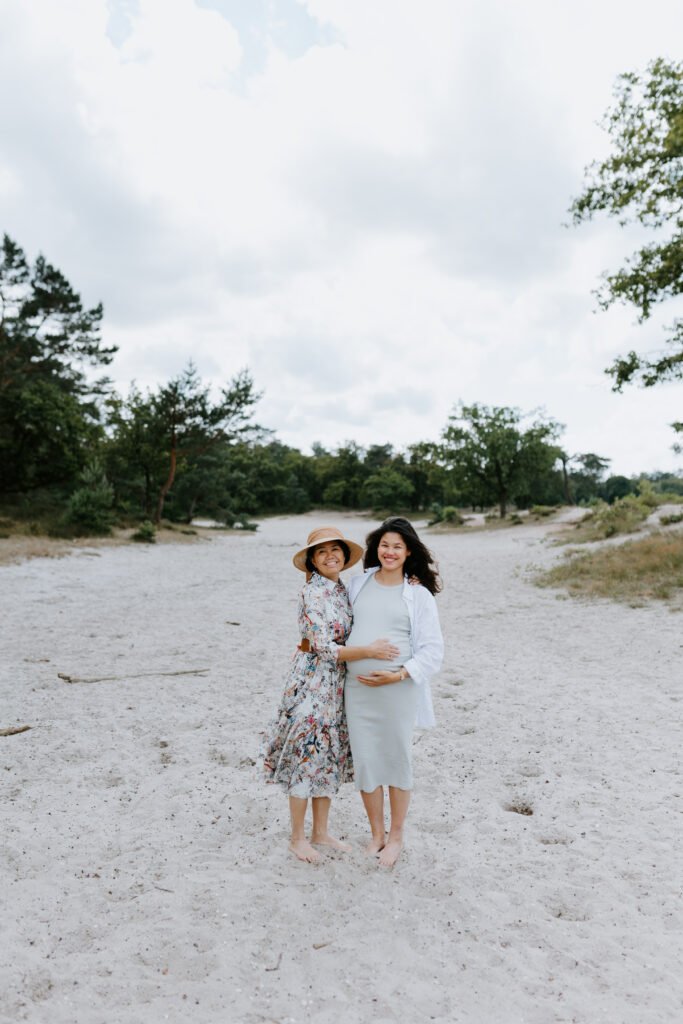 Zwangerschapsshoot op de hei in Hilversum | Zwanger | Generaties