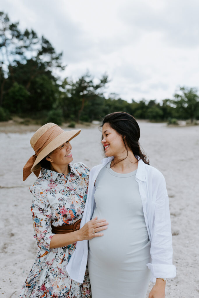 Zwangerschapsshoot op de hei in Hilversum | Zwanger | Generaties