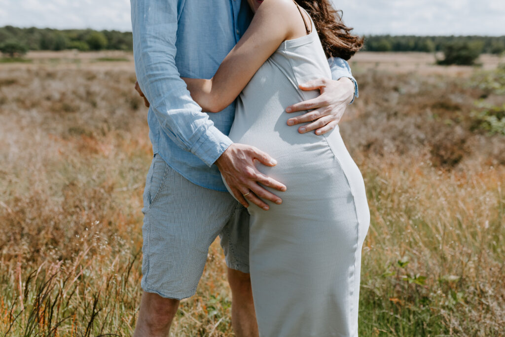 Zwangerschapsshoot | Buiten | Op de hei in Hilversum | Zwanger | Liefde 