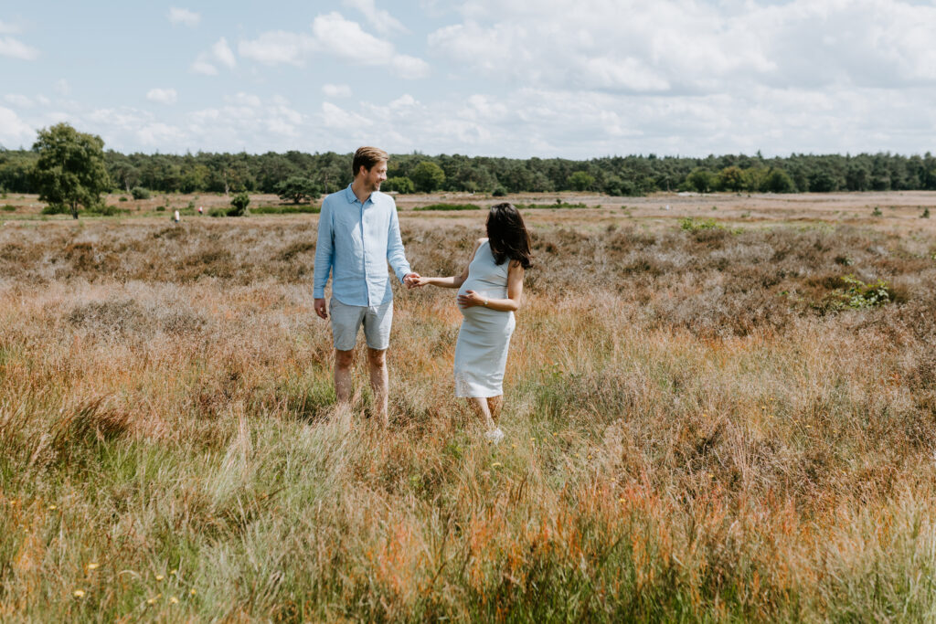 Zwangerschapsshoot | Buiten | Op de hei in Hilversum | Zwanger | Liefde 