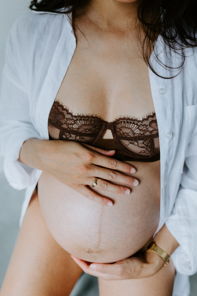 Mama to be | Zwanger | Zwangerschap | Zwangerschapsshoot | Binnen shoot | Hilversum | Boudoirshoot 