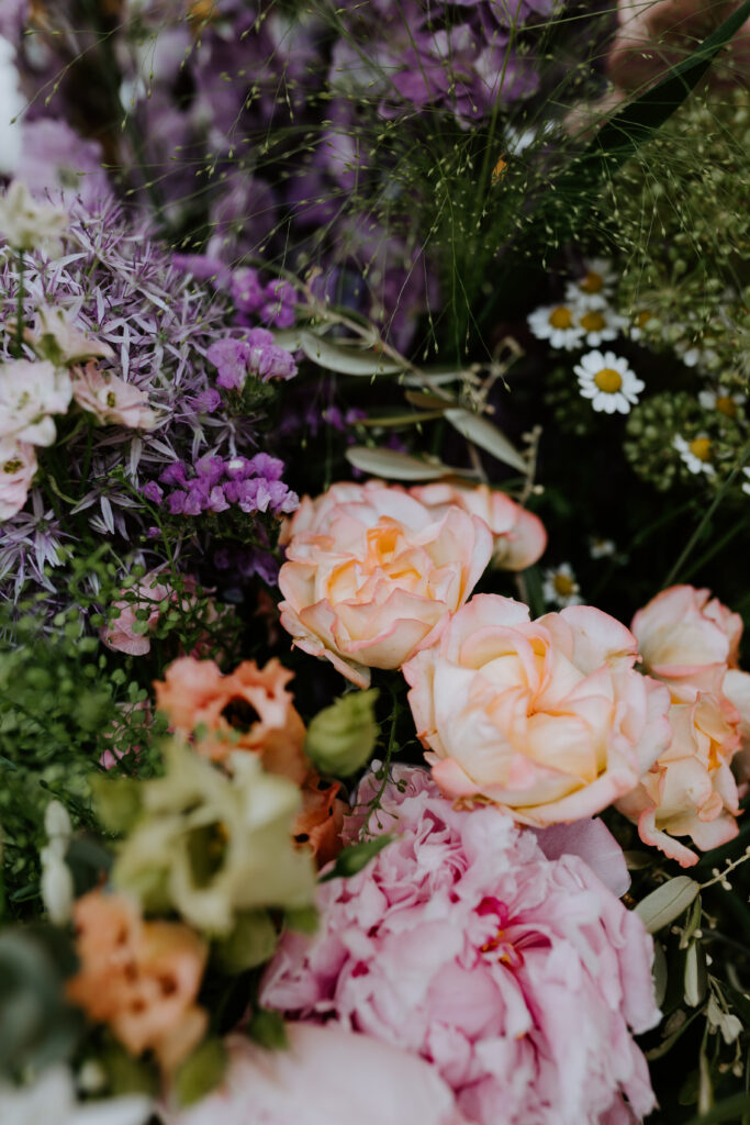 Detailfoto van de bloemen tijdens een bruiloft