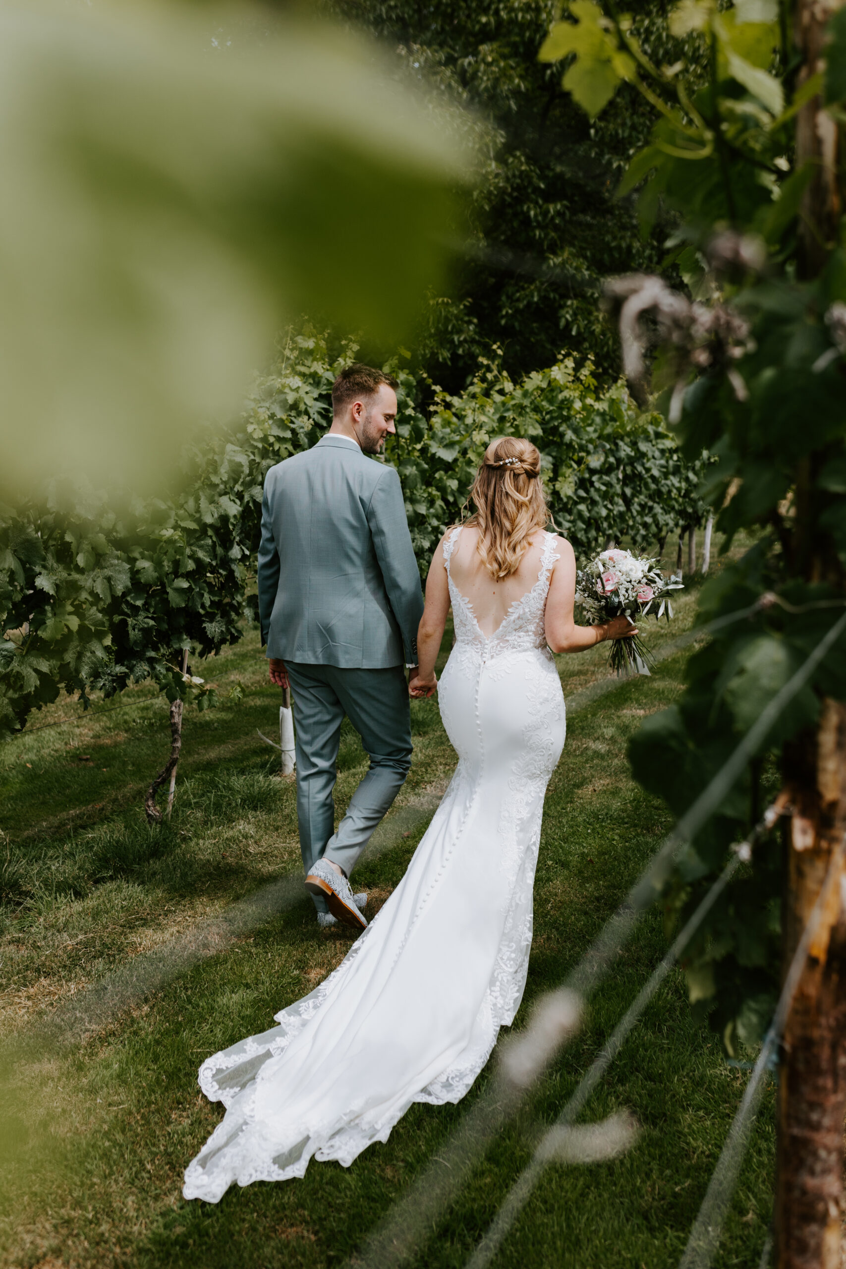 Bruidspaar tijdens de loveshoot op de wijngaard.